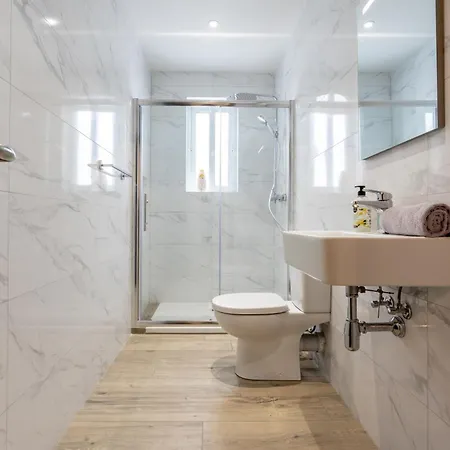 Modern & Airy 2 Bedroom In Ibragg Lejlighed